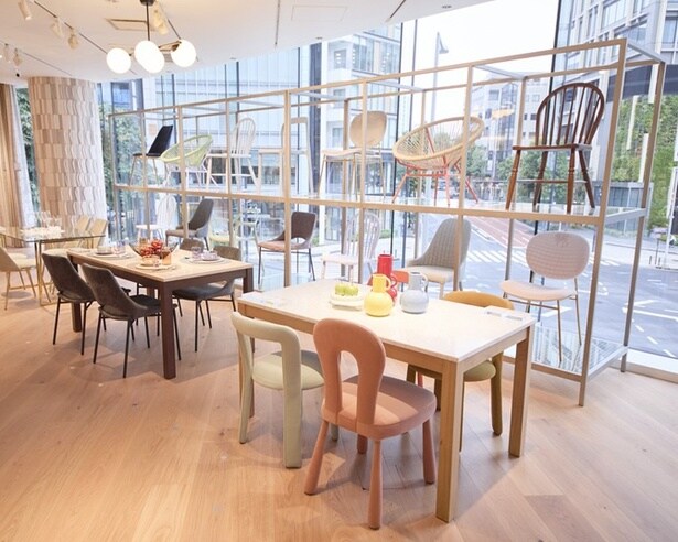  カラフルな椅子も