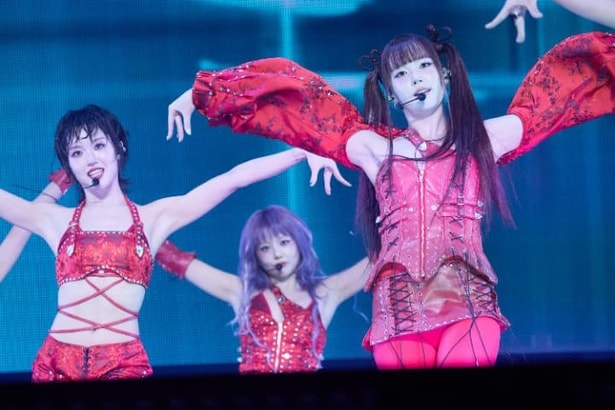 細部まで息ピッタリ！観客は7人の妖艶なダンスに酔いしれた