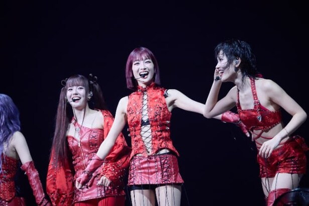 【写真】MCでも会場を盛り上げたXG。「今日は『コカ・コーラ』をたくさん飲んで、汗をかいて盛り上がりましょう！」