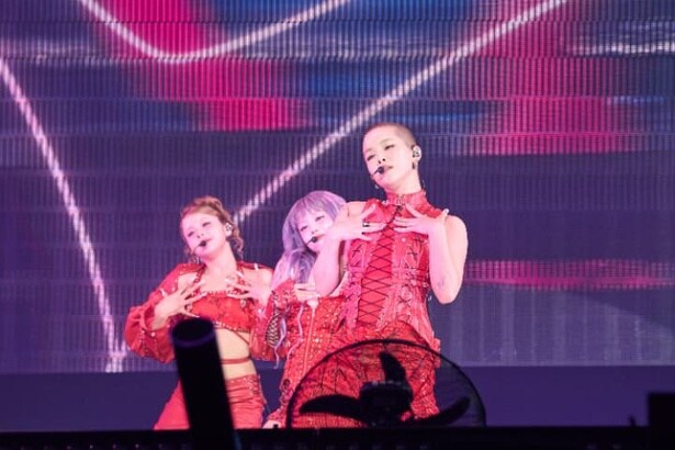 XGの力強いヒップホップダンスで会場のボルテージは最高潮に