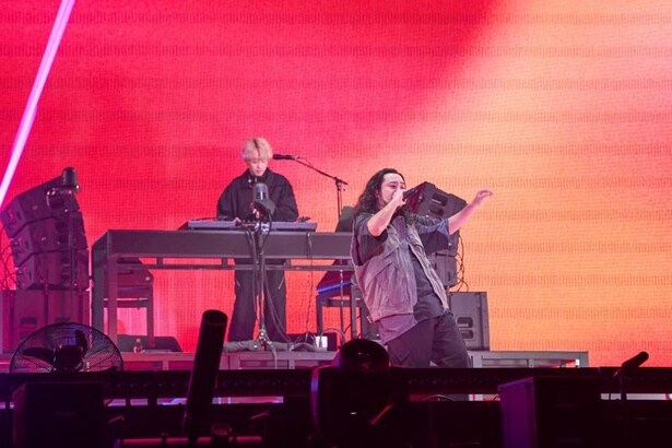 楽曲「ちゅだい」など、今年リリースされたアルバムの楽曲を圧倒的なラップスキルと声量で次々と披露したR-指定さん