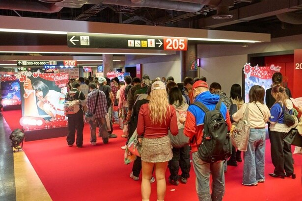 「Welcome Area」に設置された出演アーティストのパネルが来場者をお出迎え！