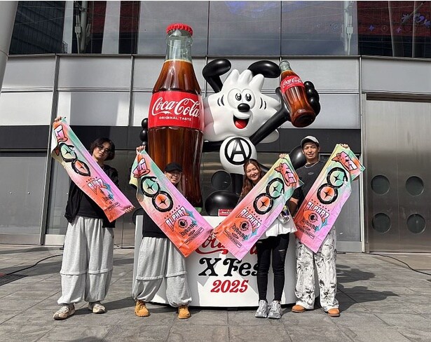 さまざまなブースコンテンツやフォトスポットが展開された「Coca-Cola X Fes 2025」。XGファンの4人グループも記念撮影で盛り上がっていた