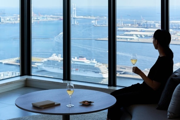 港を行き交う船をゆったりと眺めるひととき