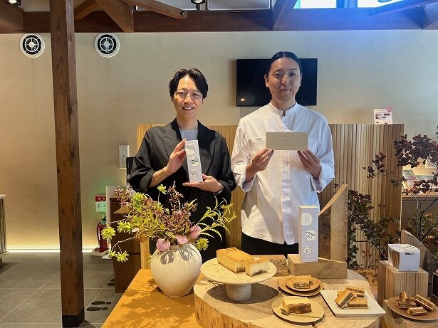 鎌倉紅谷の有井宏太郎さん(左)とMr. CHEESECAKEの田村浩二シェフ(右)