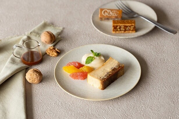 小町横路店限定で提供する「Mr. CHEESECAKE クルミッ子 白あんカラマンシークリーム」