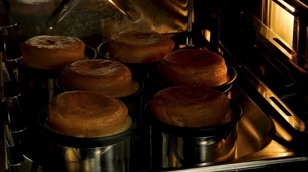 フィナンシェ生地とシュー生地を合わせている