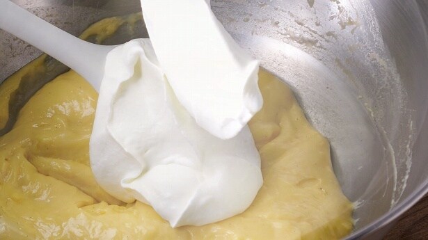 特製のバニラカスタードクリームに軽やかな口溶けの生クリームを合わす