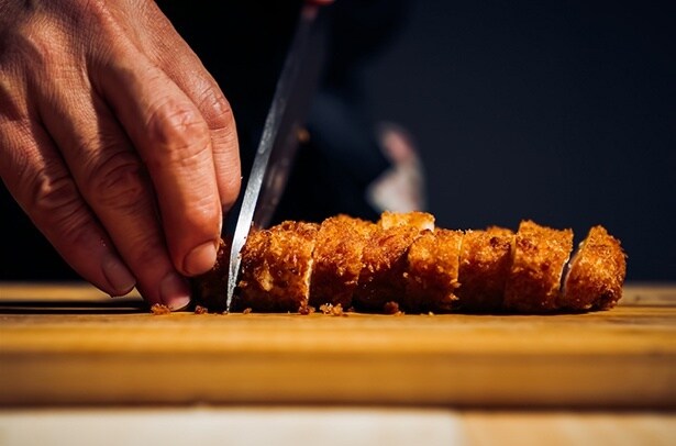 【写真】外はサクッと香ばしく、噛むほどに肉の旨味と肉汁があふれ出す