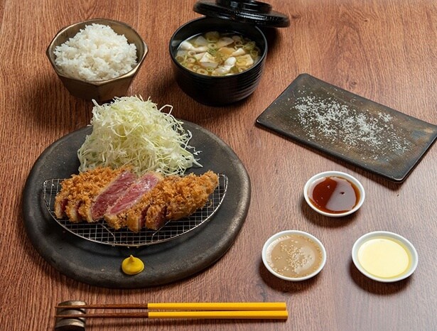 揺るがぬ存在感の「牛かつ」。厳選した牛肉を使用し、衣の付け方から揚げ方にいたるまで細部にこだわり、職人技で仕上げた逸品