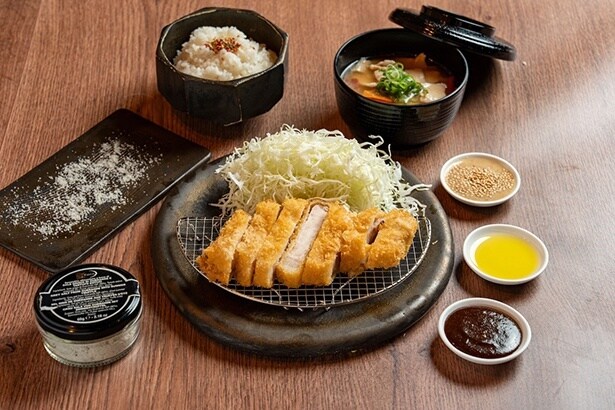 豚牛の「とんかつ」。外はサクッと香ばしく、中はミディアムレアで肉汁がじゅわっと広がる贅沢な味わい
