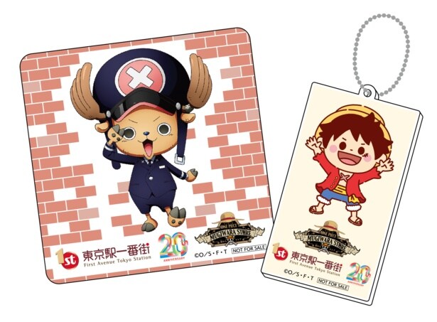 東京駅一番街限定ノベルティ。駅員チョッパーのオリジナルコースターとルフィのキーホルダー