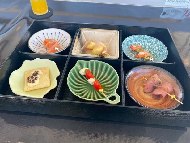 6種類のフィンガーフードとドリンクがセットで提供される