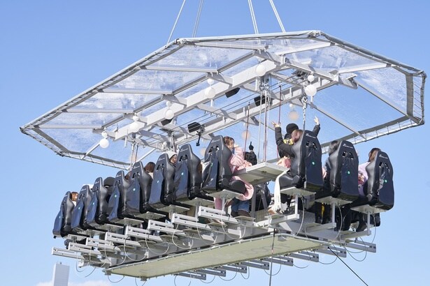 【写真】クレーンで持ち上げられたテーブル。ここで空中での食事を楽しむ