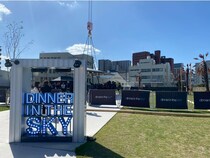 クレーンで吊り上げられながら絶景と料理を堪能!?世界中で大人気の“空中レストラン”が大阪初上陸