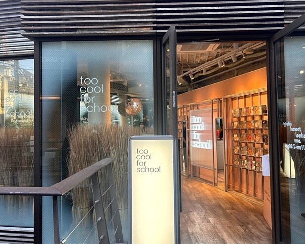 入り口はこの看板が目印！