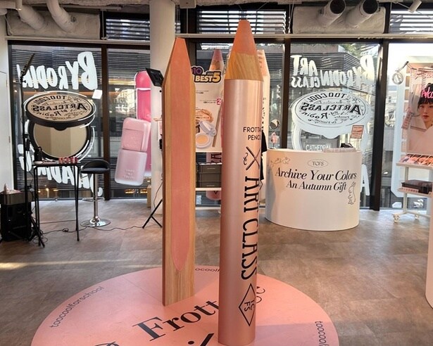 今回のコンセプト「画材店」にぴったりのフロッタージュペンシル巨大モニュメントも