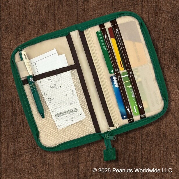 通帳やパスポート、お薬手帳、カード類をまとめて管理できる優れモノ