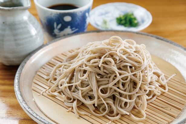 「石臼挽き手打ちそば」(並盛990円)。そばの香ばしい風味が楽しめる / 塩の道づれ家