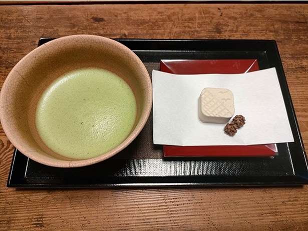 「抹茶」(600円)は、黒糖の金平糖などちょっとした菓子付きだ / カネサン茶舗