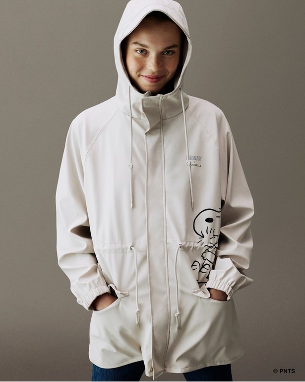 高品質素材を使用し、モダンなデザインの「レインコート」(2万7500円) 