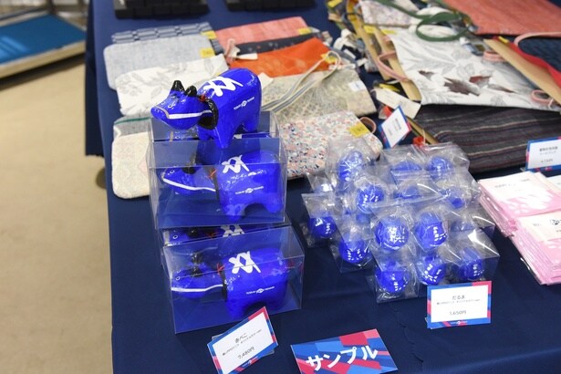 だるま(1650円)や赤べこ(7480円)といった、日本の伝統工芸とコラボしたアイテムも販売中