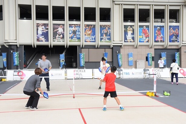 気軽に楽しめるラケットスポーツ「ピックルボール」の専用コート。子供から大人までラリーを楽しんでいた