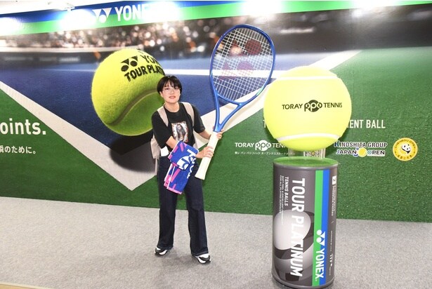 【写真を見る】巨大ラケットを持って写真撮影ができるフォトスポットなど、参加型の企画も満載