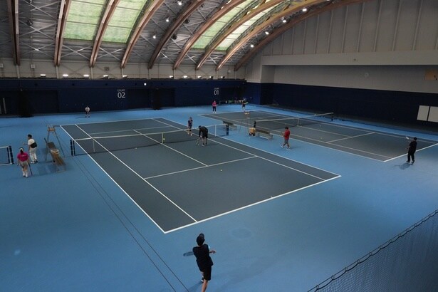 イベントコートで開催するアクティビティ「フリーテニス」。10月20日(月)～24日(金)は9時30分～18時、25日(土)は11時30分～18時、26日(日)は11時30分～12時30分に利用可能