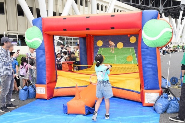 フワフワ浮かぶボールを打ち、的に当てれば賞品がもらえる「ターゲットテニス(フワフワ)」