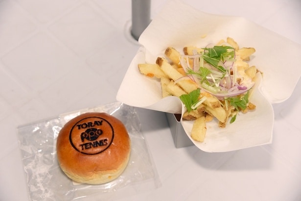 「大会オリジナルあんぱん(左・340円)」と「オーガニックフライドポテト Wガーリックマヨネーズ(右・700円)」