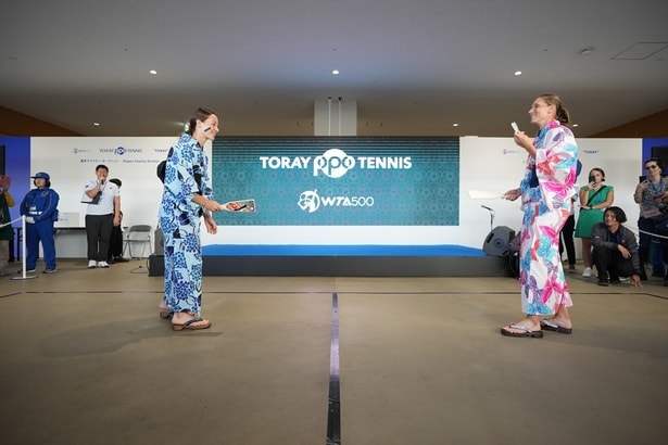 「浴衣で羽根つき」は10月21日(火)限定でイベントステージ(東ロビー内)で開催される