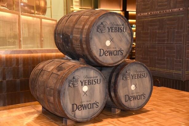 会場に展示された「デュワーズ12年」の木樽