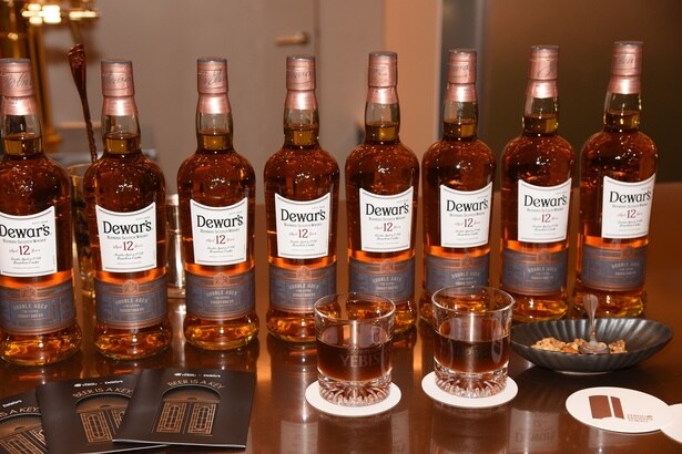【写真を見る】「デュワーズ12年」の木樽で熟成させた特別なヱビス「Key of the night -Barrel aged-」
