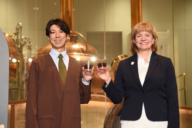 サッポロビール ヱビスブランド Chief Experience Brewerの有友亮太さん(左)と、デュワーズ 7代目マスターブレンダー ステファニー・マクラウドさん(右)