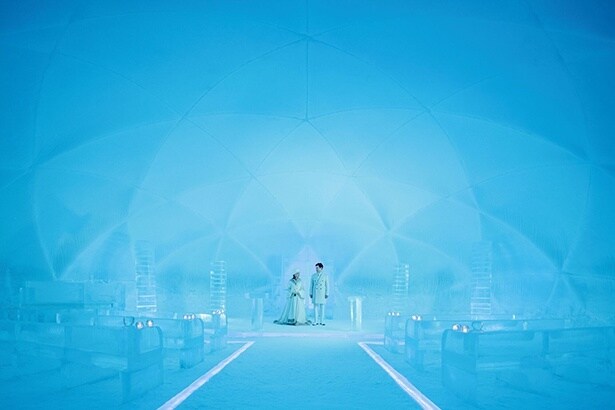 継ぎ目のない一枚氷で作られる「氷の教会」