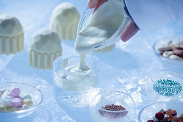 寒さで固まる様子も楽しめる「オリジナルチョコレート作り」