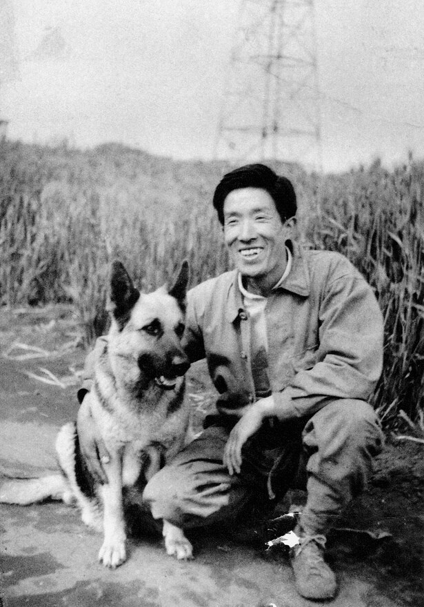 アイメイト協会の創設者・塩屋賢一さんと愛犬のアスター