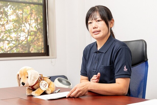 アイメイトとの歩行を希望する視覚障害者の方の「歩行指導」について、歩行指導員の野島さんが説明してくれた