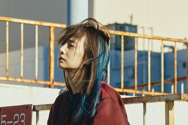 印象的なブルーのインナーカラーの髪に、ほぼノーメイクで遠くを見つめる夏希(北川景子)