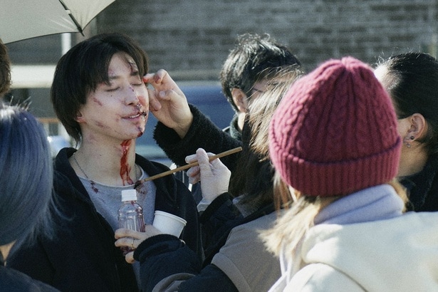 ボロボロの“裂傷メイク”が施された佐久間さん