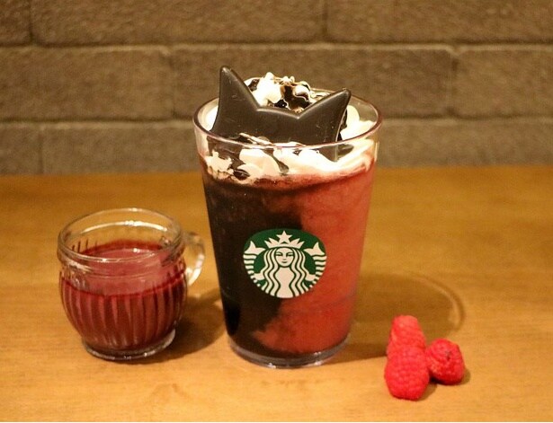 通称・黒猫フラペチーノは、まるで黒猫がカップから顔をのぞかせているかのようなデザイン。遊び心が感じられるビジュアルだ