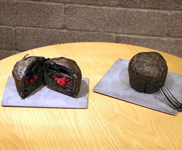 ストロベリージャムが入ったチョコデニッシュ「ハロウィン チョコ＆ベリーデニッシュ」も登場