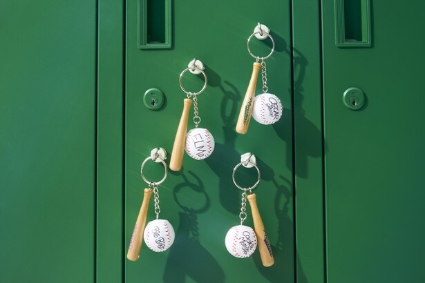 ボールの裏面にはキャラクターたちのサイン入り