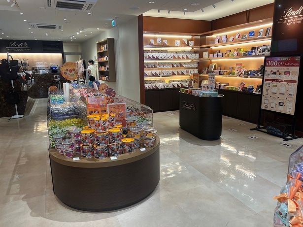 【写真】表参道店で「PICK&MIX詰め放題」に挑戦