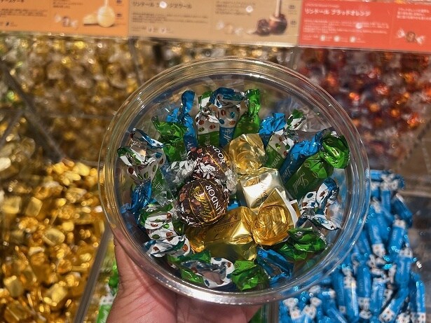 中央にもチョコレートを入れることで壁面が完成