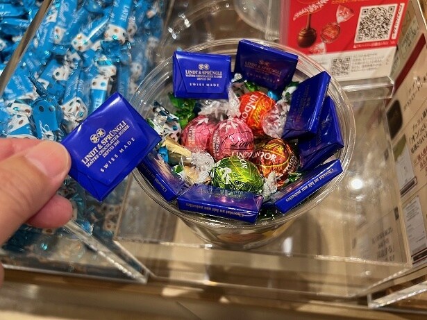 壁面にそって「ナポリタン」を並べる