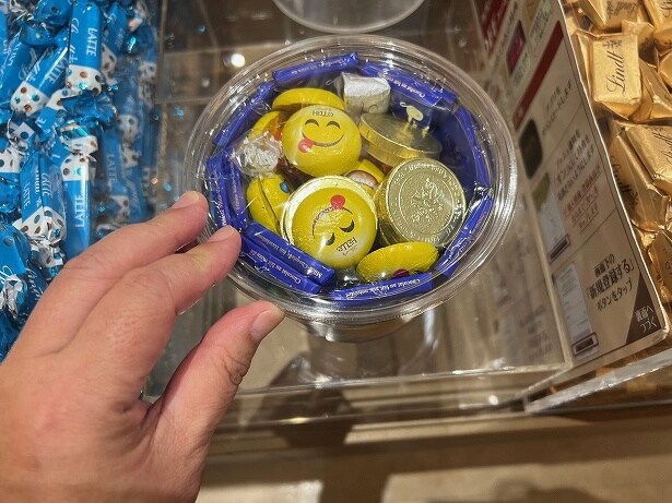 かわいい絵文字のようなデザインの「HELLO ミニ エモティス」を詰めて終了