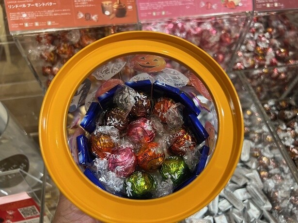 せっかくのビッグ缶なので「リンドール」を中心に詰めてみる