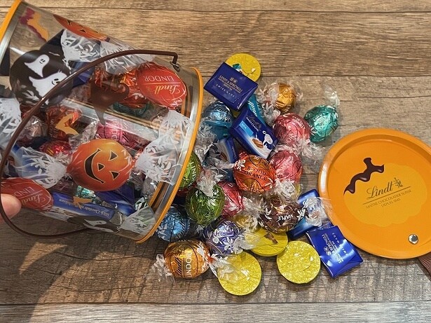 あらためて中身を出してみるとまさにチョコの山